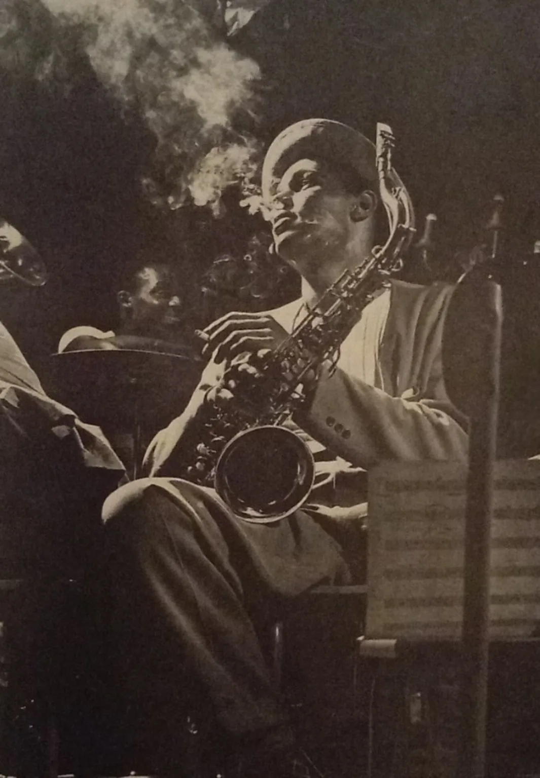 Photographie d’une affiche représentant un saxophoniste de jazz